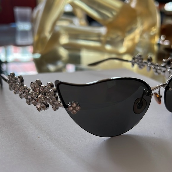 LOUIS VUITTON Swarovski Cat-Eye Fleur Sunglasses - Picture 12 of 16